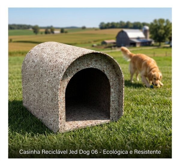 Casinha de cachorro número 06 feita de plástico reciclado, cor neutra, em ambiente externo com gramado.